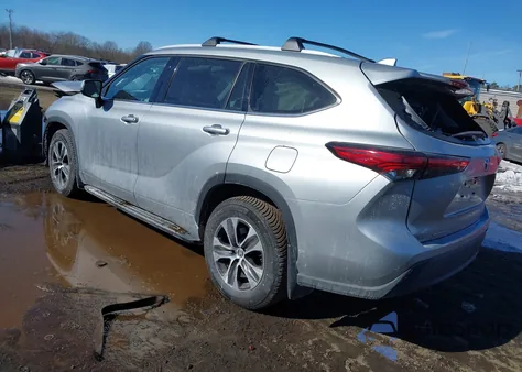 2022 Toyota Highlander Xle z USA, uszkodzony, nr VIN 5TDGZRBH6NS580130